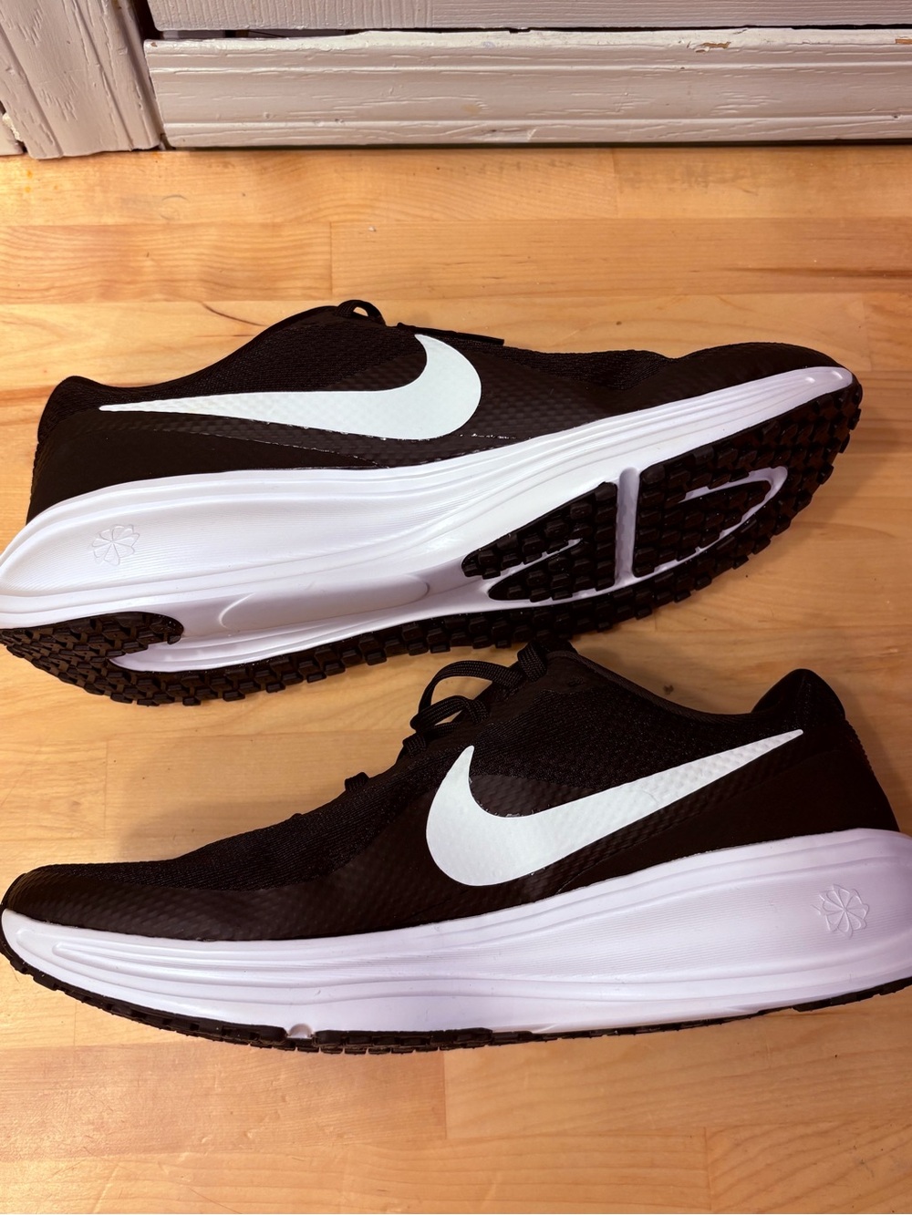 Nike Men’s Black and White Athletic Running Shoes - Picture 6 of 8